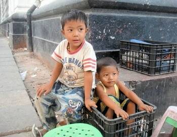 people-play-sitting-child-friendship-crate-710355-pxhere.com