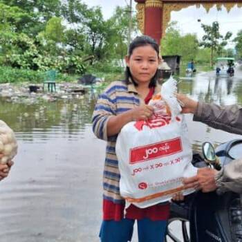 Food supplies to flooded villagers