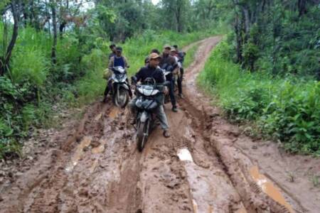 Delivering supplies in Chin State 2