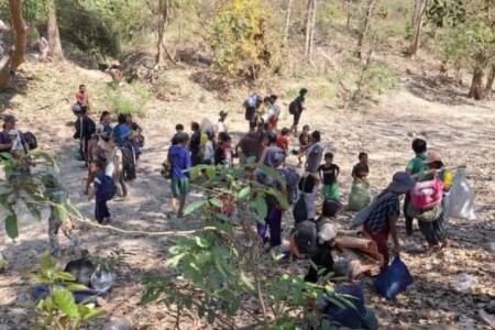 Karen villagers fleeing junta