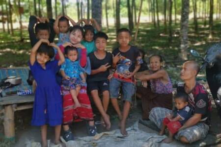 Karen children wishing you well